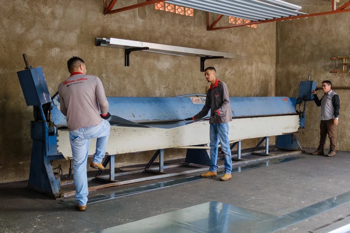 Equipe da Neto Calhas em produção de peças para telhados