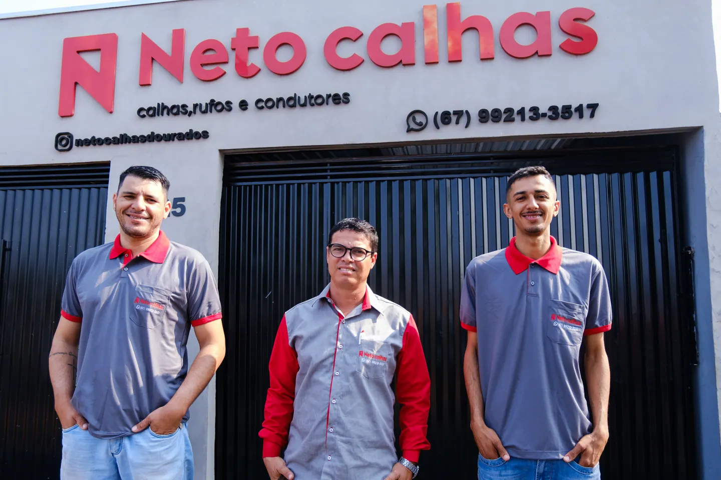 Equipe da Neto Calhas em frente a empresa em Dourados MS