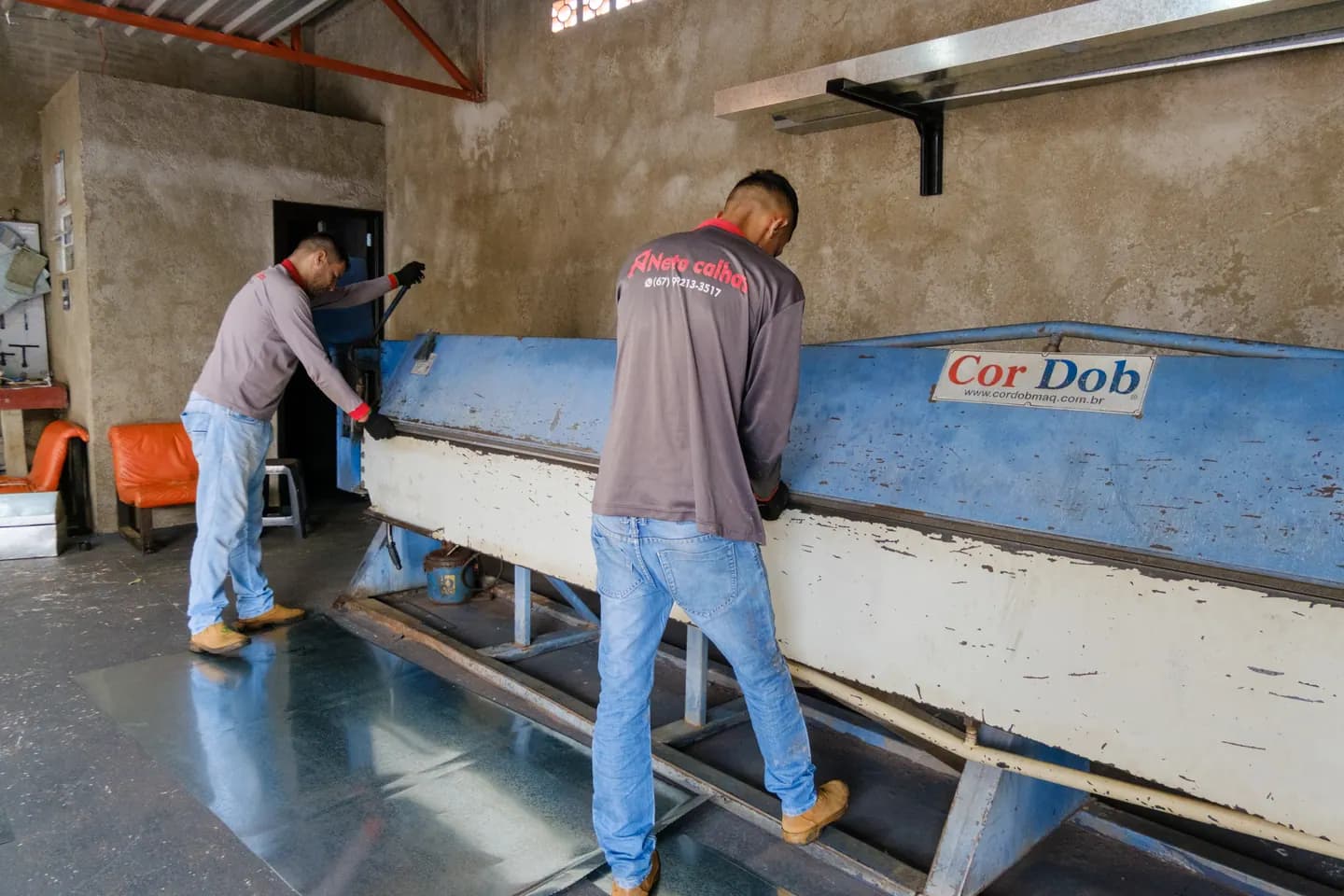 Equipe produzindo calhas sob medida em Dourados MS